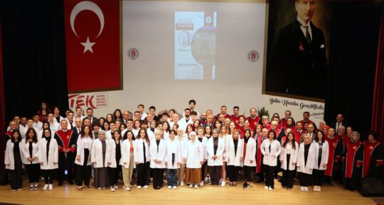 Amasya Üniversitesinde tıp fakültesi öğrencileri için beyaz önlük giyme töreni yapıldı