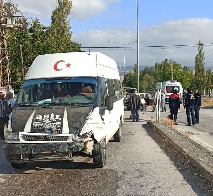 Amasya'da minibüs ile otomobilin çarpışması sonucu 2 kişi yaralandı