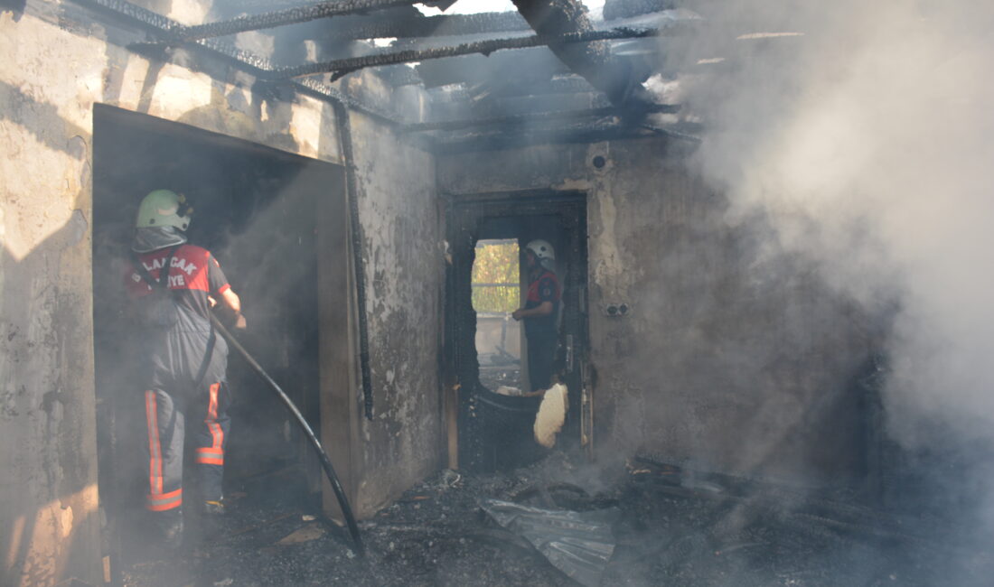 Bulancak'ta 2 katlı ev yandı