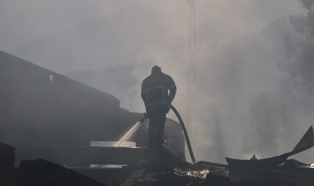 GÜNCELLEME 2 – Kastamonu'da çıkan yangında 10 ev yandı