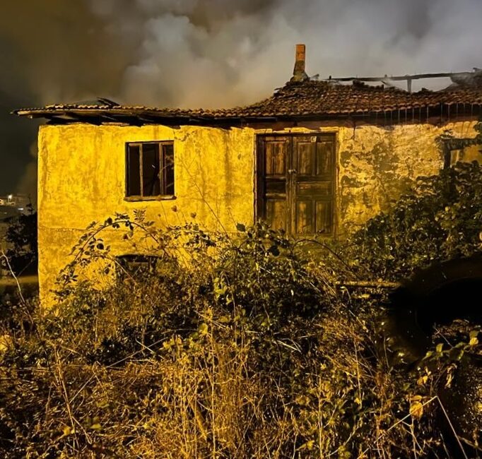 Kastamonu'da çıkan yangında 2 katlı ev zarar  gördü