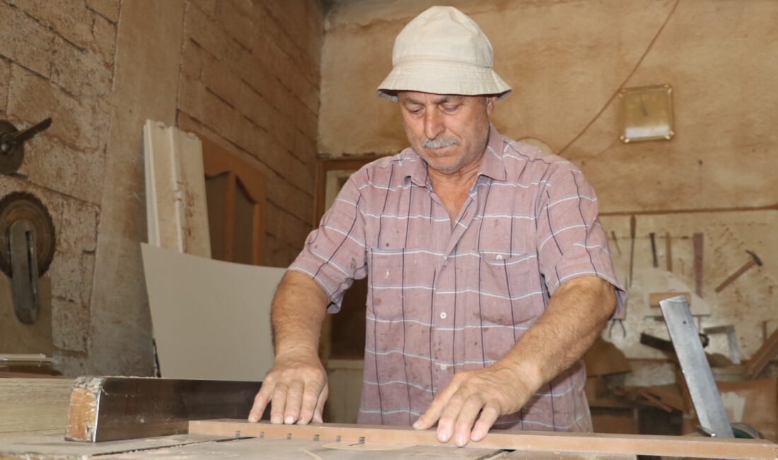 Mobilya imalatçısı Sezgin Usta, 15 yıldır camilere mihrap, minber ve kürsü yapıyor