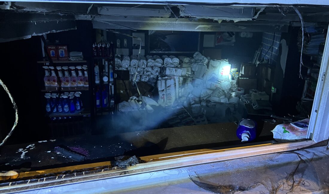 Sinop'ta temizlik malzemeleri satılan iş yerinde çıkan yangın söndürüldü