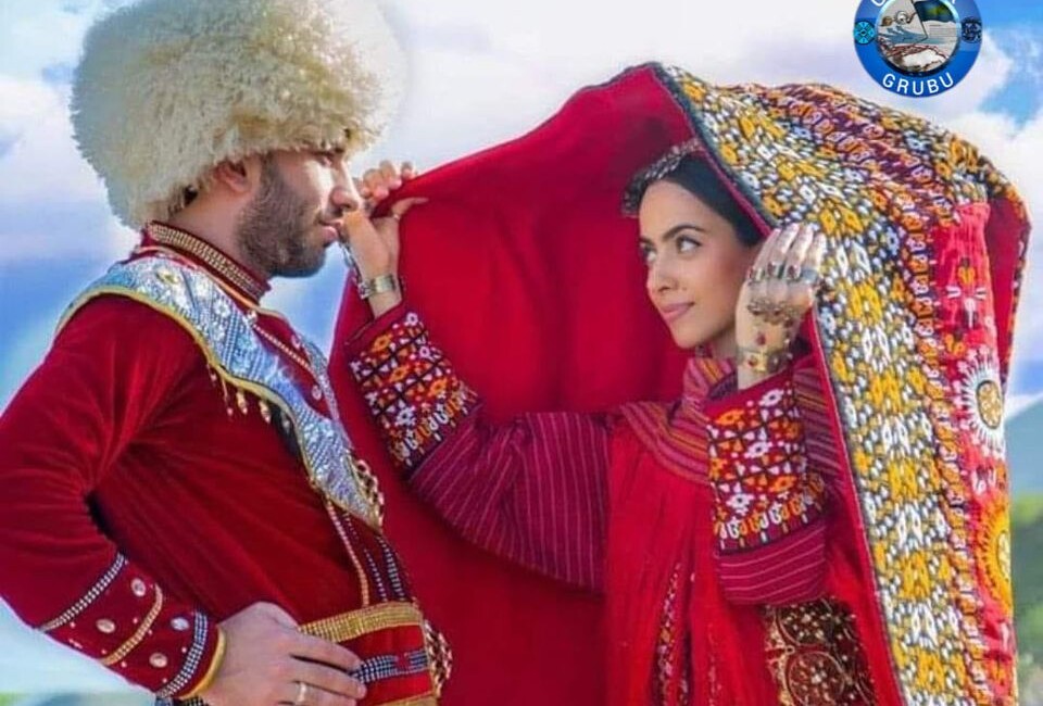 Туркмен бывшая. Туркменская Национальная одежда. Туркменский национальный свадебный костюм. Туркменский свадебный наряд. Туркменские национальные платья.